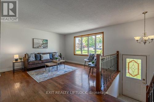 25 Emily Manor Drive, Kawartha Lakes, ON - Indoor Photo Showing Living Room