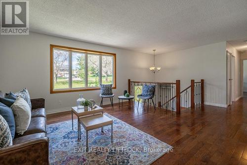 25 Emily Manor Drive, Kawartha Lakes, ON - Indoor Photo Showing Living Room