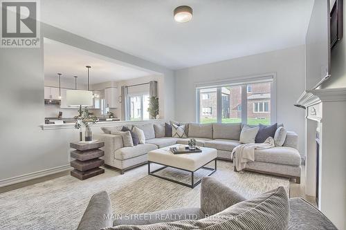 22 Kenneth Ross Bend, East Gwillimbury, ON - Indoor Photo Showing Living Room