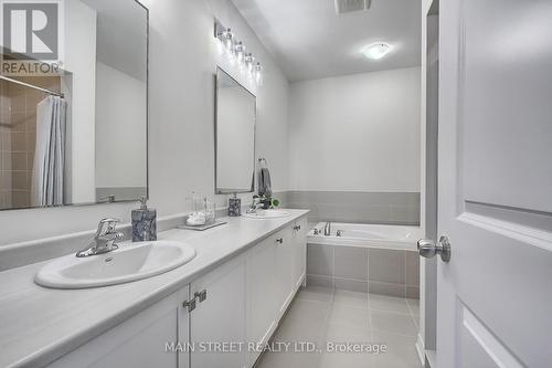 22 Kenneth Ross Bend, East Gwillimbury, ON - Indoor Photo Showing Bathroom