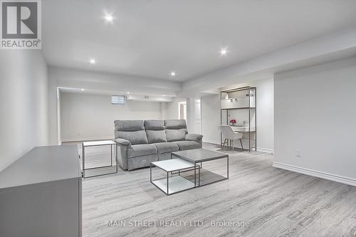 22 Kenneth Ross Bend, East Gwillimbury, ON - Indoor Photo Showing Living Room