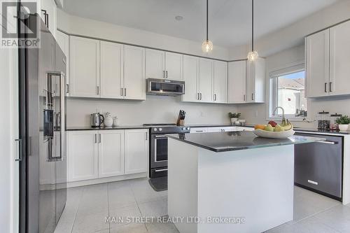 22 Kenneth Ross Bend, East Gwillimbury, ON - Indoor Photo Showing Kitchen With Stainless Steel Kitchen With Upgraded Kitchen