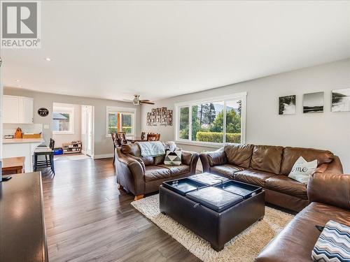 10 Skands Road, Christina Lake, BC - Indoor Photo Showing Living Room