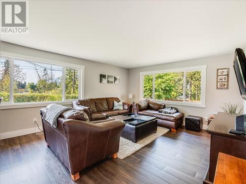 10 Skands Road, Christina Lake, BC - Indoor Photo Showing Living Room