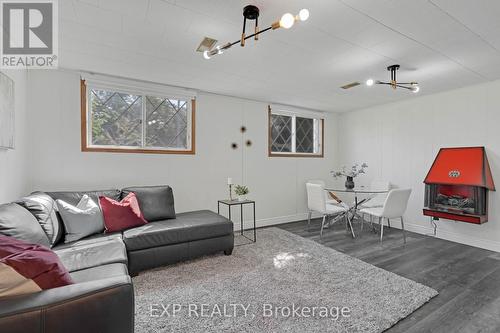 846 Mississauga Valley Boulevard, Mississauga, ON - Indoor Photo Showing Living Room