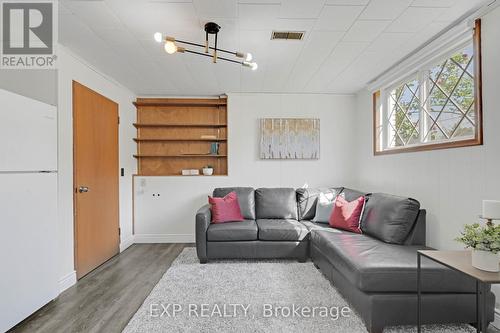 846 Mississauga Valley Boulevard, Mississauga, ON - Indoor Photo Showing Living Room