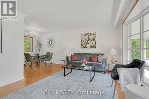 846 Mississauga Valley Boulevard, Mississauga, ON - Indoor Photo Showing Living Room