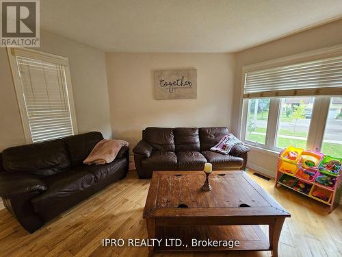 7027 Estoril Road, Mississauga, ON - Indoor Photo Showing Living Room