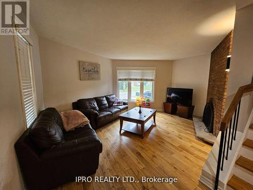 7027 Estoril Road, Mississauga, ON - Indoor Photo Showing Living Room