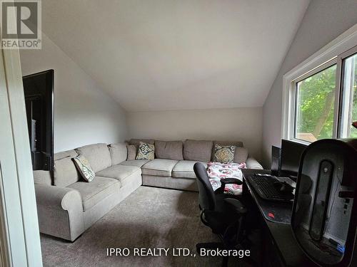 7027 Estoril Road, Mississauga, ON - Indoor Photo Showing Living Room