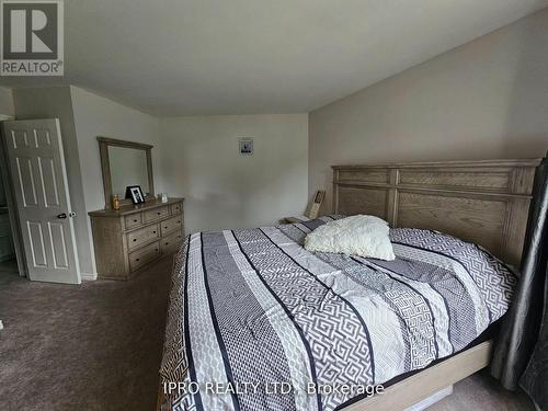 7027 Estoril Road, Mississauga, ON - Indoor Photo Showing Bedroom