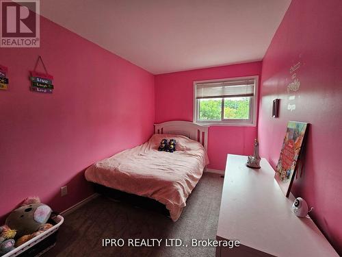 7027 Estoril Road, Mississauga, ON - Indoor Photo Showing Bedroom