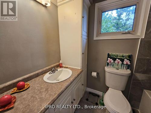 7027 Estoril Road, Mississauga, ON - Indoor Photo Showing Bathroom