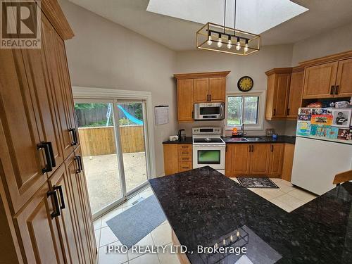 7027 Estoril Road, Mississauga, ON - Indoor Photo Showing Kitchen