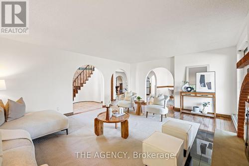 17520 Keele Street, King, ON - Indoor Photo Showing Living Room