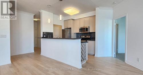 2205 - 2121 Lakeshore Boulevard W, Toronto, ON - Indoor Photo Showing Kitchen