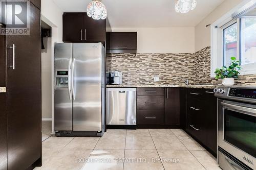 4 Nantucket Crescent, Brampton, ON - Indoor Photo Showing Kitchen With Upgraded Kitchen