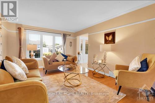 921 Dianne Avenue, Prescott And Russell, ON - Indoor Photo Showing Living Room