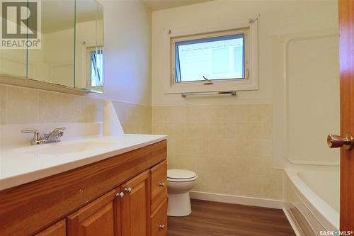 1425 Parker Avenue, Regina, SK - Indoor Photo Showing Bathroom