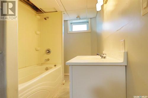 1425 Parker Avenue, Regina, SK - Indoor Photo Showing Bathroom