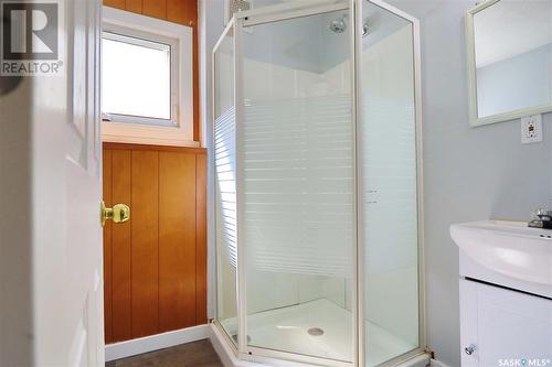 1425 Parker Avenue, Regina, SK - Indoor Photo Showing Bathroom