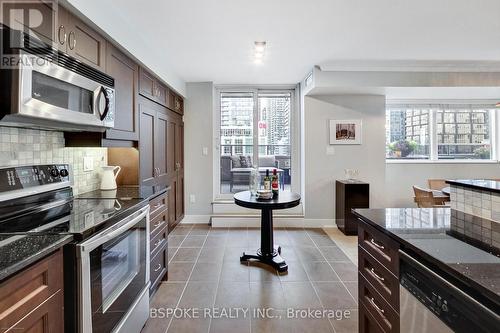 1808 - 20 Blue Jays Way, Toronto, ON - Indoor Photo Showing Kitchen