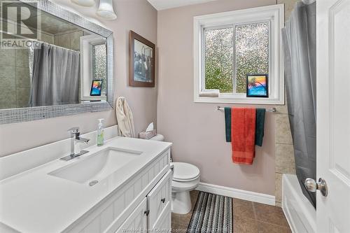 3577 King Street, Windsor, ON - Indoor Photo Showing Bathroom