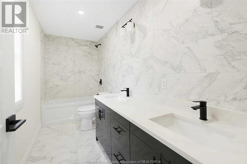 642 Grand Marais Road, Windsor, ON - Indoor Photo Showing Bathroom