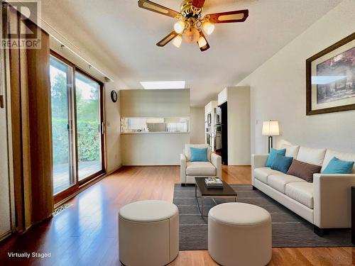 901 Riverside Avenue, Sicamous, BC - Indoor Photo Showing Living Room