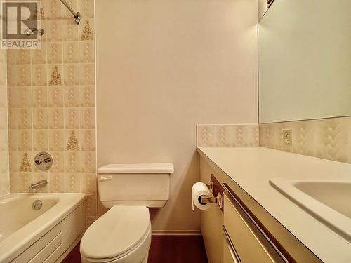 901 Riverside Avenue, Sicamous, BC - Indoor Photo Showing Bathroom