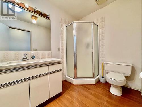 901 Riverside Avenue, Sicamous, BC - Indoor Photo Showing Bathroom