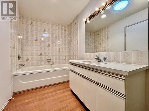 901 Riverside Avenue, Sicamous, BC - Indoor Photo Showing Bathroom