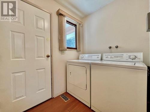 901 Riverside Avenue, Sicamous, BC - Indoor Photo Showing Laundry Room