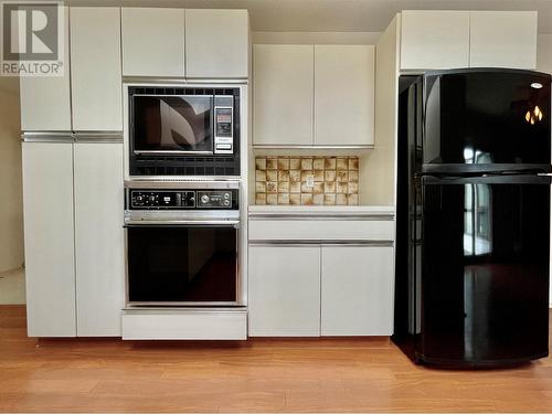 901 Riverside Avenue, Sicamous, BC - Indoor Photo Showing Kitchen