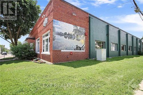 12 Maple Avenue, Smiths Falls, ON 