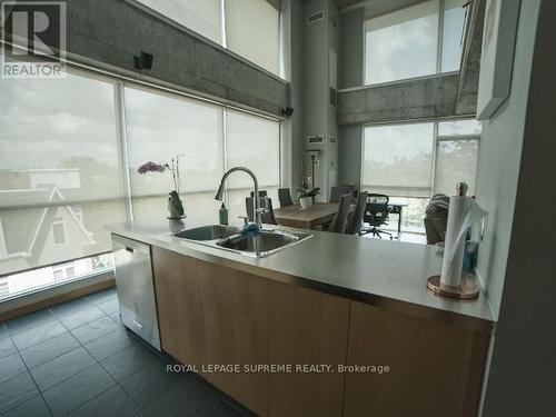 516 - 954 King Street W, Toronto, ON - Indoor Photo Showing Kitchen