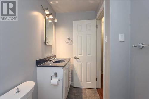 416 Arnold Street, Sudbury, ON - Indoor Photo Showing Bathroom