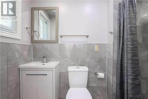 416 Arnold Street, Sudbury, ON - Indoor Photo Showing Bathroom