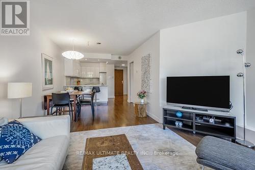 502 - 40 Sylvan Valleyway, Toronto, ON - Indoor Photo Showing Living Room