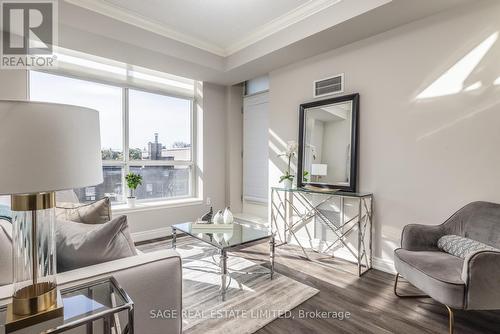 407 - 2 Edith Drive, Toronto, ON - Indoor Photo Showing Living Room