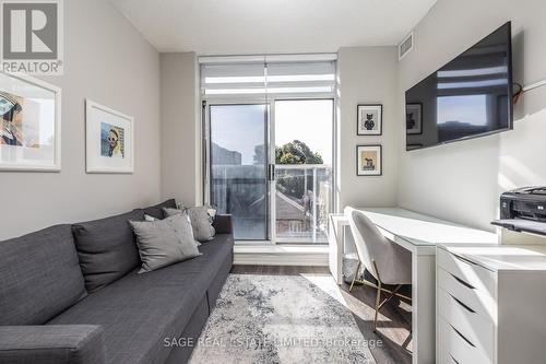 407 - 2 Edith Drive, Toronto, ON - Indoor Photo Showing Living Room