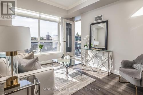 407 - 2 Edith Drive, Toronto, ON - Indoor Photo Showing Living Room