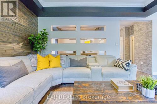 309 Montreal Circle, Hamilton, ON - Indoor Photo Showing Living Room