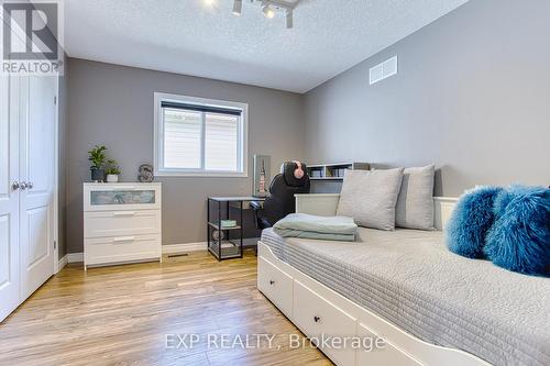 309 Montreal Circle, Hamilton, ON - Indoor Photo Showing Bedroom