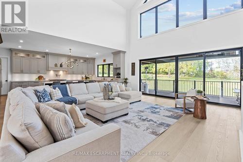 8920 Wellington Rd 124, Erin, ON - Indoor Photo Showing Living Room