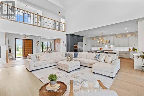 8920 Wellington Rd 124, Erin, ON - Indoor Photo Showing Living Room