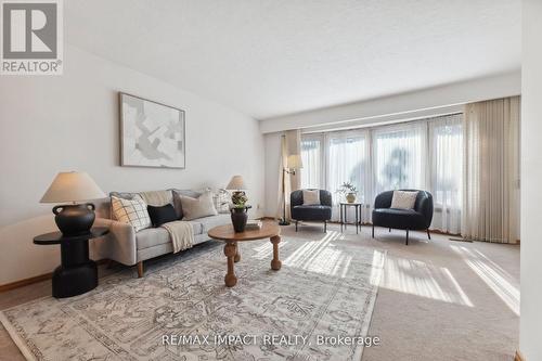 305 Poplar Street, Oshawa (Donevan), ON - Indoor Photo Showing Living Room