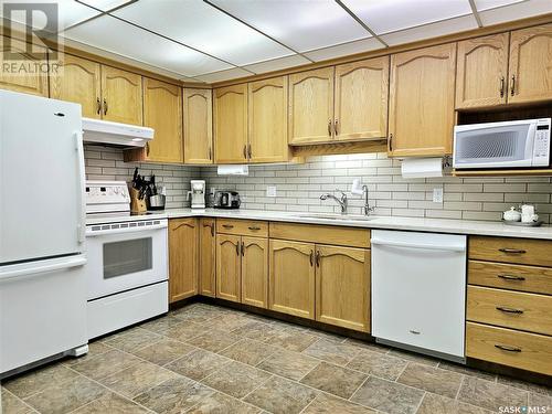 106 230 Lister Kaye Crescent, Swift Current, SK - Indoor Photo Showing Kitchen