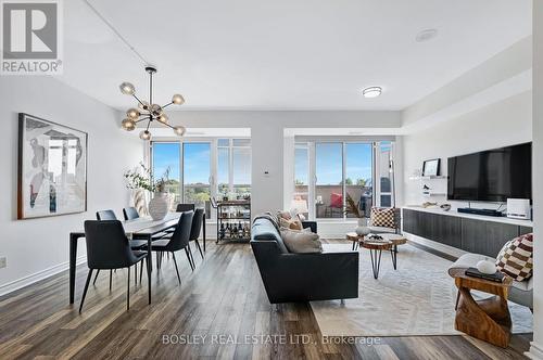 622 - 900 Mount Pleasant Road, Toronto, ON - Indoor Photo Showing Living Room