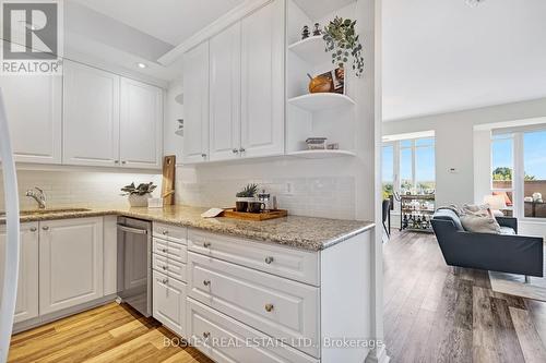 622 - 900 Mount Pleasant Road, Toronto, ON - Indoor Photo Showing Kitchen With Upgraded Kitchen